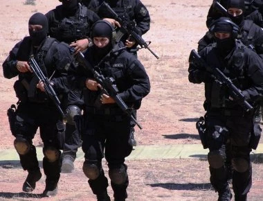 Πρωτοφανή τα μέτρα φύλαξης των «8» μετά τις απειλές της Άγκυρας - «Αστακός» η κρυφή μονοκατοικία (βίντεο)